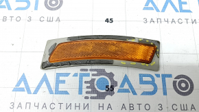 The front right reflector of the BMW 3 F30 16-18 has come unglued, is worn, and there are cracks in the glass.