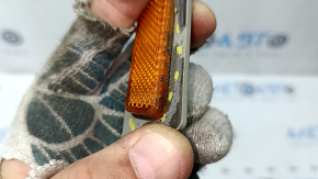 The front right reflector of the BMW 3 F30 16-18 has come unglued, is worn, and there are cracks in the glass.