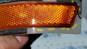 The front right reflector of the BMW 3 F30 16-18 has come unglued, is worn, and there are cracks in the glass.