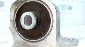 The left engine mount of a Toyota Highlander 20-22 3.5 is cracked.