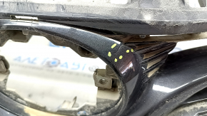 The radiator grille of the Toyota Camry v70 18-20 L/LE is cracked.
