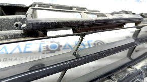 The radiator grille of the Toyota Camry v70 18-20 L/LE is cracked.