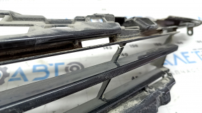 The radiator grille of the Toyota Camry v70 18-20 L/LE is cracked.