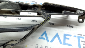 The radiator grille of the Toyota Camry v70 18-20 L/LE is cracked.