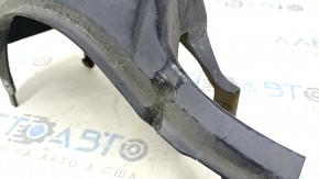 The rear left control arm cover under the spring of Toyota Highlander 20-25 is worn and dented.