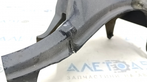 The rear right control arm cover under the spring of Toyota Highlander 20-25 is worn and dented.