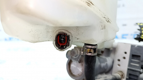 The brake master cylinder with reservoir for a Toyota Camry V70 18-19 hybrid has a broken cap.