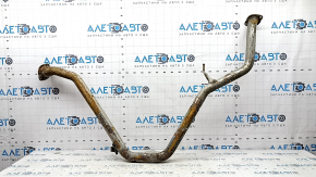 The exhaust pipe, the middle part of the Toyota Camry v70 18-24 hybrid, is rusty.