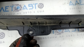 The lower air duct of the Volvo XC90 16-20 blinds is broken.