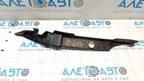Left hood-to-wing seal for Chevrolet Volt 11-15, broken mount