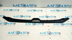 The central hood seal of the Audi A4 B9 17-25 has broken fasteners.