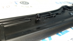 The central hood seal of the Audi A4 B9 17-25 has broken fasteners.