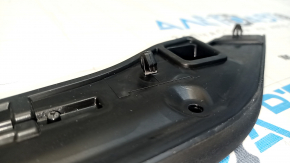 The central hood seal of the Audi A4 B9 17-25 has broken fasteners.