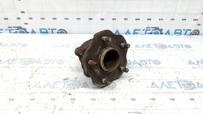 The rear right hub of a Lexus RX350 RX450h 10-15 FWD is rusty.