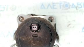 The rear right hub of a Lexus RX350 RX450h 10-15 FWD is rusty.