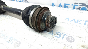 The front right half shaft of the Audi A5 F5 17-20 has a torn boot.