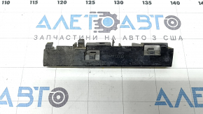 The right threshold mount of the Audi A6 C7 12-18 is broken.