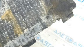 The front right underbody protection of the Audi A6 C7 12-18 is worn out.