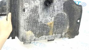 The front right underbody protection of the Audi A6 C7 12-18 is worn out.
