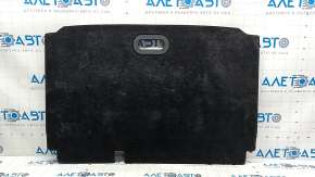 The trunk floor of a Ford Ecosport 18-22 is black and needs cleaning. There are scratches on the handle.