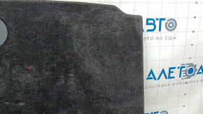 The trunk floor of a Ford Ecosport 18-22 is black and needs cleaning. There are scratches on the handle.