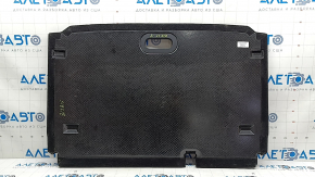 The trunk floor of a Ford Ecosport 18-22 is black and needs cleaning. There are scratches on the handle.
