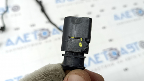 The front bumper wiring harness for the Audi A6 C7 16-18 is broken, and the connector mount is broken.