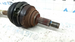 The front left half shaft of a Ford Ecosport 18-20 2.0 is rusty and has a torn boot.