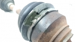 The front left half shaft of a Ford Ecosport 18-20 2.0 is rusty and has a torn boot.