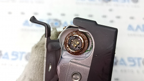 The driver's left knee airbag for the BMW 5 G30 17-23 has a rusty squib.