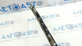 The upper right strut bar of a BMW 5 G30 17-23 2.0T is covered in soot.