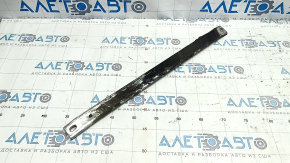 The upper right strut bar of a BMW 5 G30 17-23 2.0T is covered in soot.
