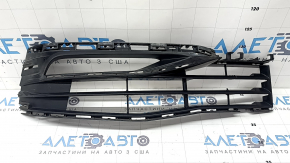 Right lower grille of the front bumper BMW 5 G30 17-20, gloss black, broken, broken mount, missing fragment, scratches