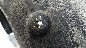 The rear right fender liner of a BMW 5 G30 17-23 has a torn fastener.
