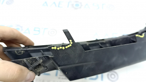 The front left headlight bracket for the BMW X7 G07 19-22 has broken fasteners.
