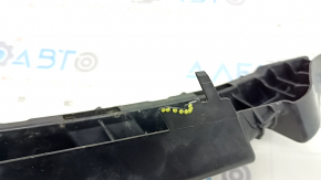 The front left headlight bracket for the BMW X7 G07 19-22 has broken fasteners.