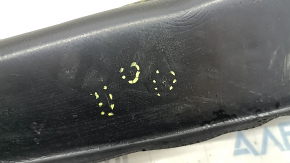The door-wing seal on the left BMW X7 G07 19-24 is torn and scratched.