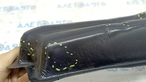 The door-wing seal on the left BMW X7 G07 19-24 is torn and scratched.