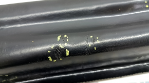 The door-wing seal on the left BMW X7 G07 19-24 is torn and scratched.