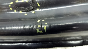 The door-wing seal on the left BMW X7 G07 19-24 is torn and scratched.