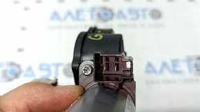 The driver's seat backrest tilt adjustment motor for the BMW X7 G07 19-25 is cracked.