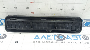 The central ventilation shield of the Jeep Compass 17-24 is torn.