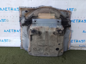 The trunk trough of the Audi A4 B9 17-25 is sawn off, there are tears
