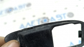 The rear right door handle plug of a Hyundai Sonata 20-23 is broken.