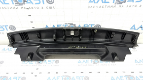 The trunk opening trim for the Audi Q5 8R 09-17 is black, scratches, and the guide is broken.