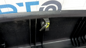 The trunk opening trim for the Audi Q5 8R 09-17 is black, scratches, and the guide is broken.