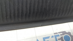The trunk opening trim for the Audi Q5 8R 09-17 is black, scratches, and the guide is broken.