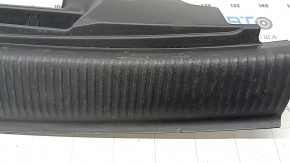 The trunk opening trim for the Audi Q5 8R 09-17 is black, scratches, and the guide is broken.