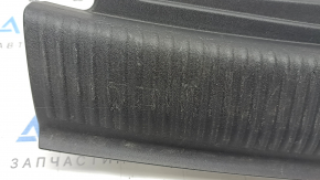 The trunk opening trim for the Audi Q5 8R 09-17 is black, scratches, and the guide is broken.