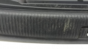 The trunk opening trim for the Audi Q5 8R 09-17 is black, scratches, and the guide is broken.